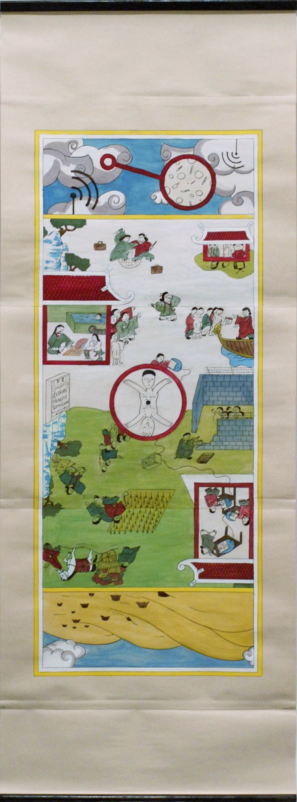Rouleau vertical monté sur bois&nbsp;: un panneau peint à la gouache, cerné de filets jaunes et rouges, où s'empilent des scénettes minuscules — un ciel bleu nuageux traversé d'ondes et de signaux en haut, puis une vaste étendue verte peuplée de personnages en robes rouges et vertes, de maisons à toit de tuiles vues en coupe, d'une barque, d'un attelage, d'un champ labouré et d'un grand cercle rouge enfermant un corps aux bras écartés&nbsp;; en bas, un désert jaune où flottent des barques et un ciel nuageux. Le dessin suit des codes picturaux chinois.