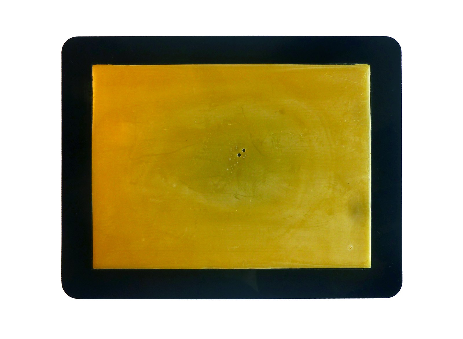 Objet au format d'un iPad&nbsp;: une plaque de plexiglas noir aux angles arrondis, en largeur, dont la surface d'écran est remplacée par une plaque de cire d'abeille jaune. Quelques bulles et de fines rayures marquent la cire en son centre.
