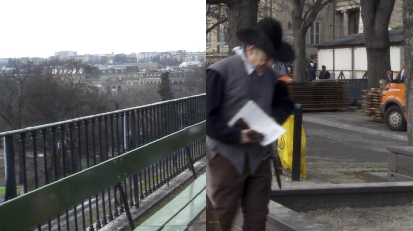 Photogramme plus flou, au champ resserré : à gauche la même balustrade et la ville au loin ; à droite, un homme en costume d'époque, chapeau noir à large bord, penché sur une feuille qu'il lit.