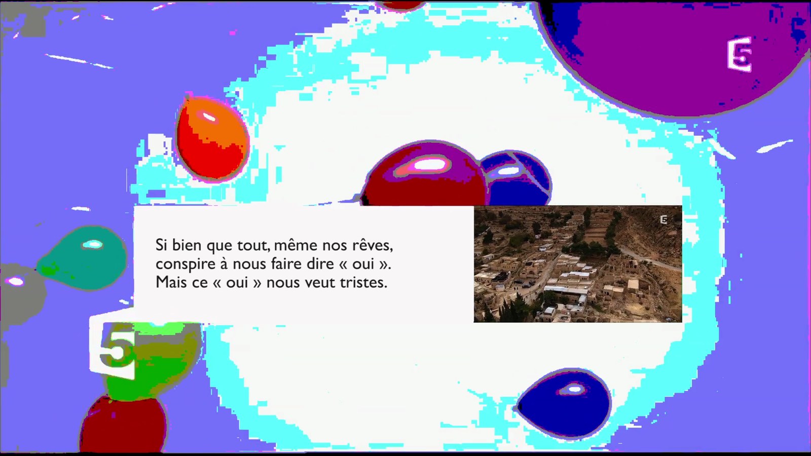 Photogramme : la mire d'interruption d'une chaîne publique, ballons de couleur dégradés par la compression en larges aplats ; un carton de texte et une vignette de paysage s'y superposent.