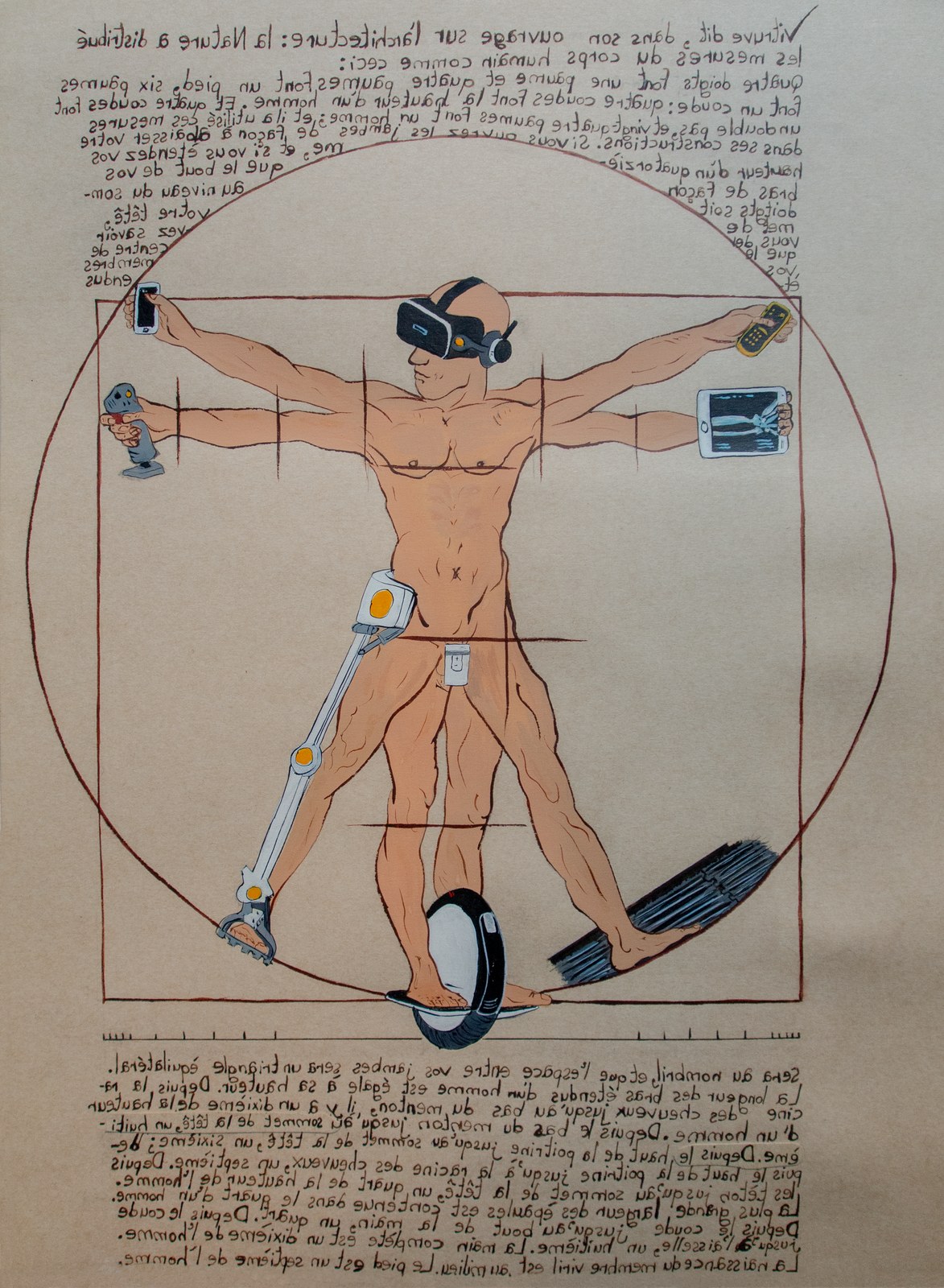 Sur un papier brun&nbsp;: un homme nu, de face, bras et jambes démultipliés dans un cercle et un carré tracés à l'encre rouge, à la manière de l'homme de Vitruve. Un casque de réalité virtuelle lui couvre les yeux&nbsp;; ses mains tiennent un smartphone, un mobile à touches, une manette et une tablette montrant la radiographie d'une main. Une jambe est une prothèse articulée, un pied repose sur une roue électrique. Le texte manuscrit court en haut et en bas de la feuille, écrit en miroir.