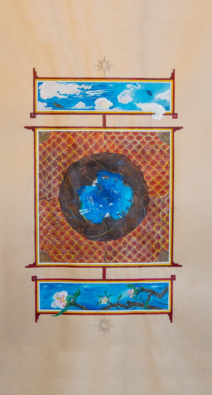 Aquarelle verticale sur papier crème, composée de trois panneaux cernés de rouge sombre : en haut une bande de ciel bleu aux nuages roulés ; au centre un large carré d'écailles rouges et or, au cœur duquel un disque brun enserre une forme bleue ; en bas une branche en fleurs sur fond bleu.