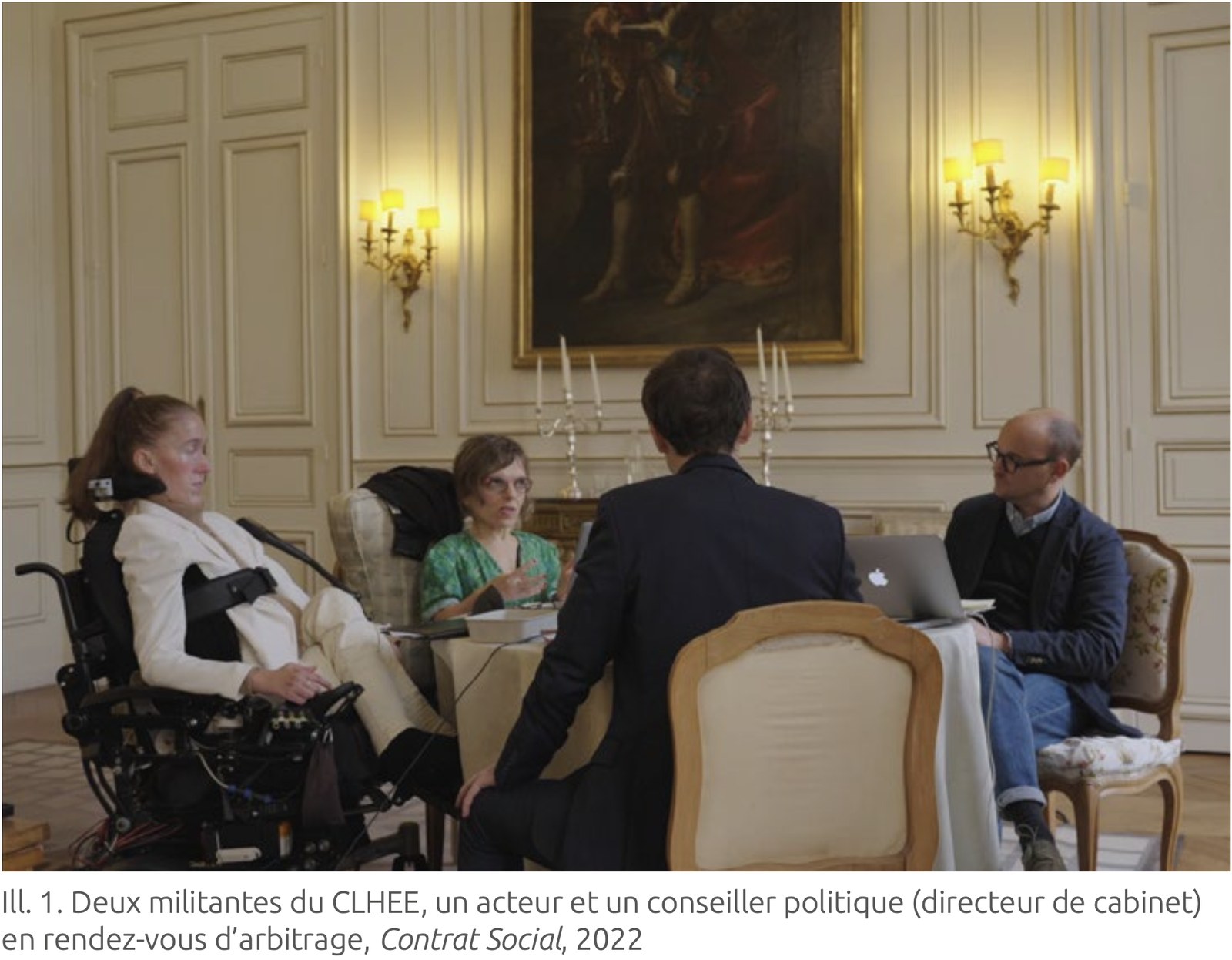 Vue de tournage dans un salon lambrissé clair&nbsp;: à gauche, une femme vêtue de blanc dans un fauteuil roulant électrique, un micro fixé au col&nbsp;; au centre, une seconde femme en robe verte parle en gesticulant&nbsp;; de dos au premier plan, un homme en costume sombre leur fait face&nbsp;; à droite, un homme à lunettes prend des notes devant un ordinateur portable. Au mur, un grand tableau ancien encadré d'or et deux appliques à bougies. Une légende incrustée sous l'image nomme deux militantes du CLHEE, un acteur et un conseiller politique en rendez-vous d'arbitrage, Contrat Social, 2022.